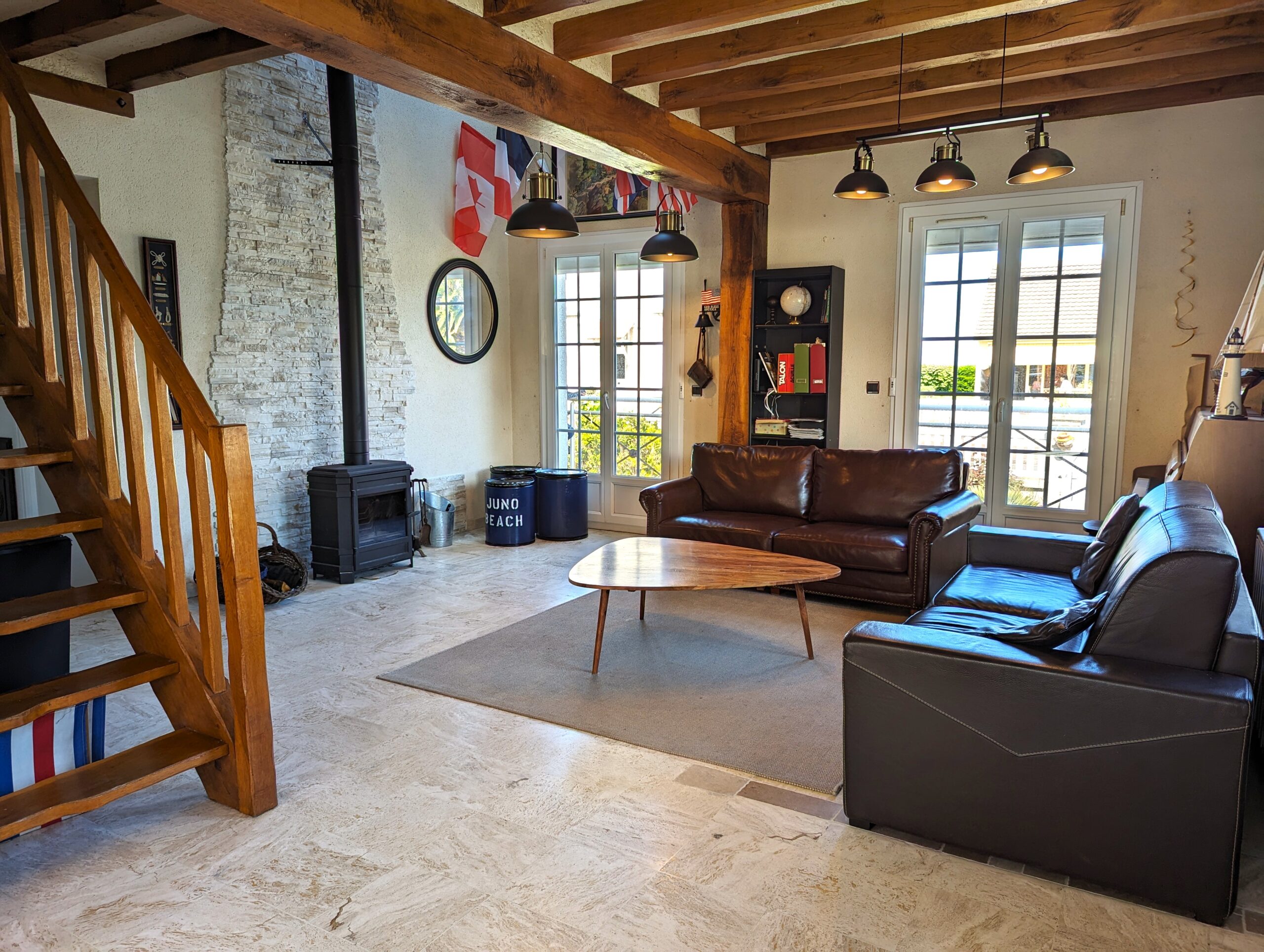 PXL_20240504_112320320-2 Salon de la maison Port Juno, avec son poêle à bois